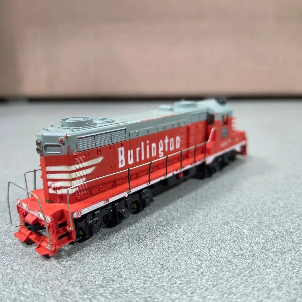 Mantua Tyco‎ GP20 Diesel Locomotive Burlington Route 5628 HO Scale Red Good